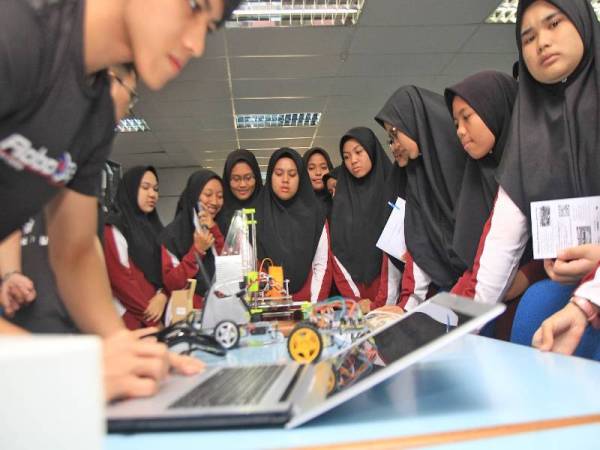 Pelajar mengikuti aktiviti di bawah program BUDI Holistic Development Programme.