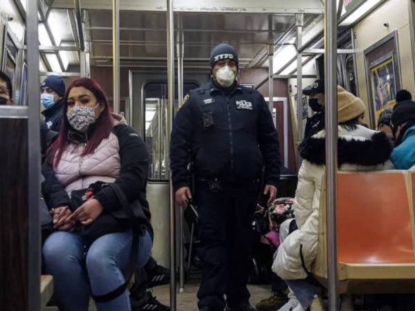 Pihak polis sedang mengesan lelaki disyaki berada di sebalik serangan yang menyebabkan dua terbunuh dan dua cedera di stesen kereta api bawah tanah di New York City. - Foto AP