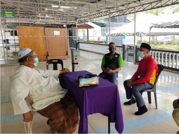 Wakil LZS ketika bertemu dengan Pakcik Karim (kiri) yang menjadikan surau di Seksyen 7 di Shah Alam sebagai tempat tinggal sebelum bersetuju untuk berpindah ke bilik sewa di Seksyen 17. 