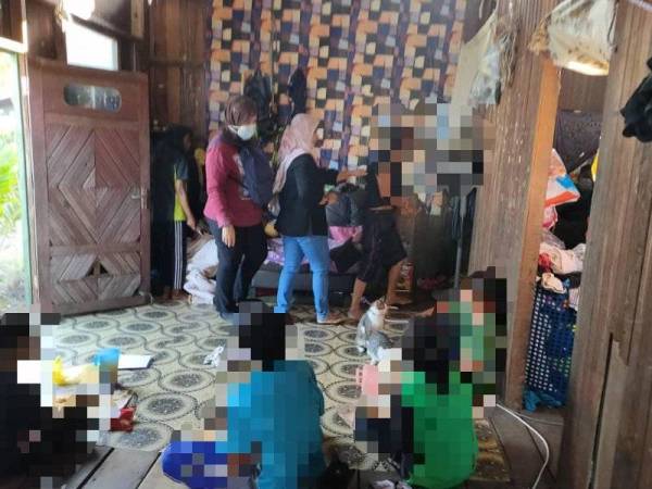 Pegawai AADK Tumpat ketika menjalankan Ops Cegah yang turut melakukan tangkapan di rumah ibu empat anak di Tumpat pada Ahad.