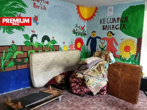 Tilam, bantal dan selimut buruk turut dilonggokkan di bahagian bawah blok.