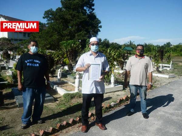 Pengerusi Badan Bertindak Mempertahankan Pengekalan Tanah Perkuburan Sungai Sekamat (BBMPTPSS), Datuk Che Roslan Che Daud menunjukkan dokumen tanah itu selepas meninjau tapak kubur berkenaan pada Sabtu.