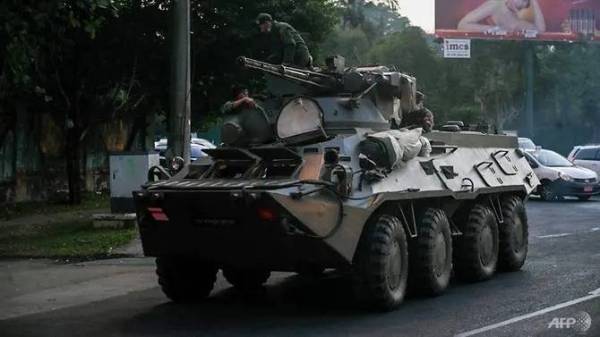 Sebuah kenderaan tentera dilihat bergerak di sebatang jalan raya di Yangon pada Ahad lalu. - Foto AFP
