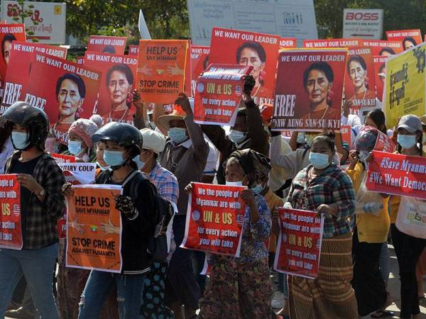 Kumpulan penunjuk perasaan menuntut pembebasan Suu Kyi ketika menyertai protes di Naypidaw pada Isnin. - Foto: AFP