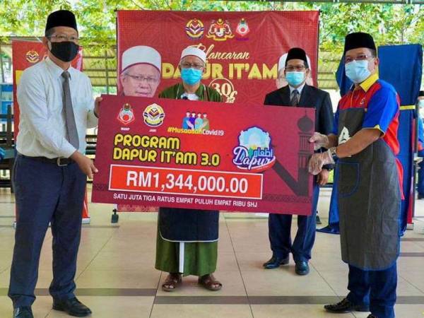 Zulkifli menyerahkan replika cek sebagai simbolik peruntukan kepada Dapur It'am yang memperuntukkan RM1.34 juta membabitkan 56 masjid dan surau terpilih.