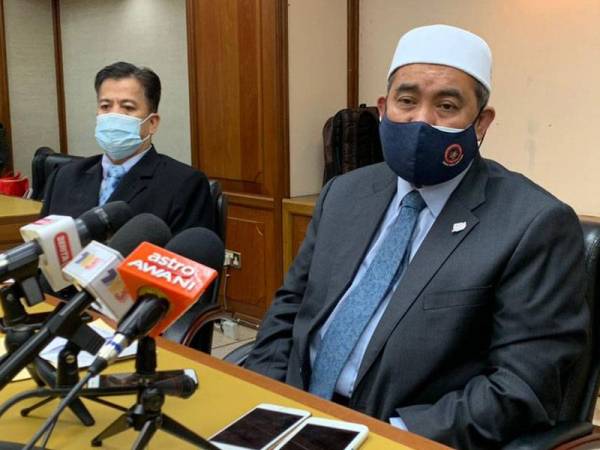 Dr Izani (kanan) semasa sidang media di Kompleks Kota Darulnaim di sini.