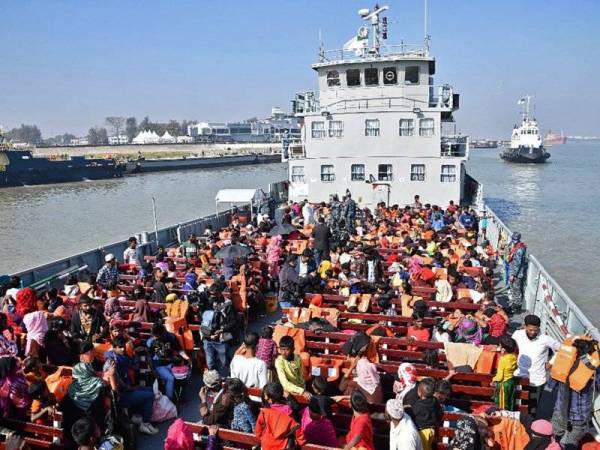 Pelarian Rohingya dibawa menaiki kapal tentera laut Bangladesh ketika mereka dipindahkan ke Pulau Bhasan Char di Teluk Bengal di Chittagong pada akhir Januari lalu. Foto: AFP