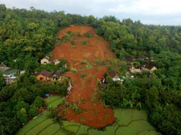 Tanah Runtuh 2 Maut 16 Hilang Di Jawa Timur Indonesia