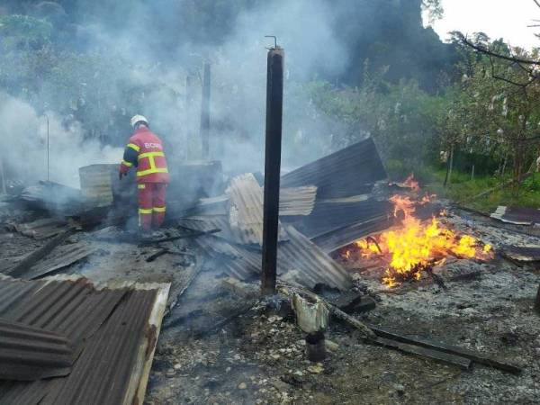 Kebakaran lalang menemukan mayat seorang lelaki dalam keadaan rentung di Taman Ampang, Ipoh.
Foto JBPM Perak