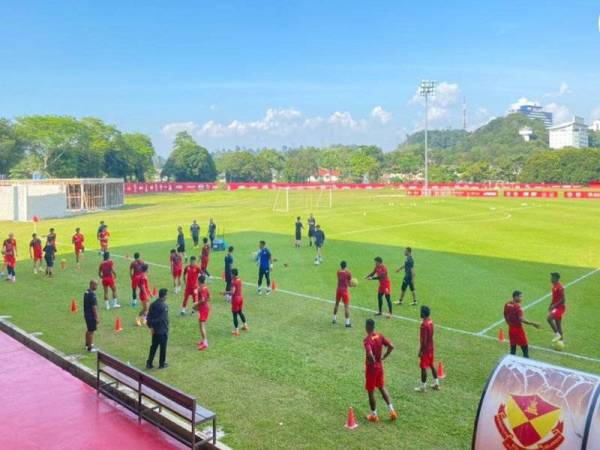 Barisan pemain Selangor FC dan Selangor 2 mula berlatih di Padang Latihan FAS pada Isnin.
Foto FB MFL