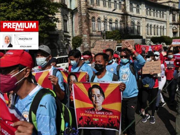 Rakyat di beberapa kota Myanmar keluar dalam himpunan besar-besaran untuk memprotes rampasan kuasa tentera. - Foto Reuters