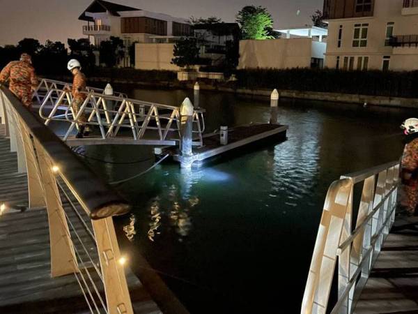 Anggota bomba melakukan kerja-kerja mencari dan menyelamat seorang warga emas yang dikhuatiri lemas di sebuah jeti di Emerald Bay, Puteri Harbour, Iskandar Puteri, pada Isnin.