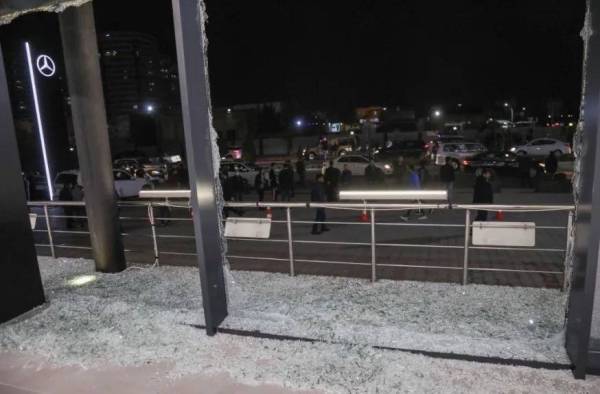 Tingkap sebuah bangunan kedai pecah akibat serangan roket di bandar Arbil, wilayah Kurdistan pada lewat Isnin. - Foto AFP