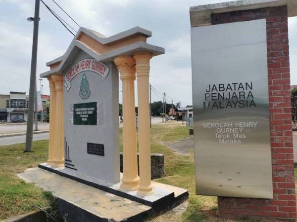 Seorang warden wanita Sekolah Henry Gurney (SHG) Telok Mas ditahan reman pada Isnin kerana didapati positif dadah.