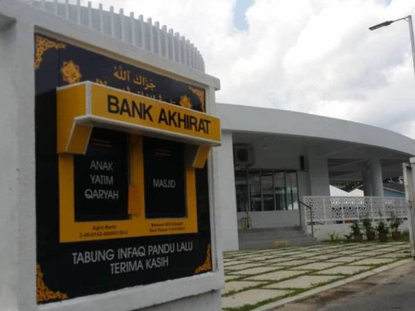 ‘Bank Akhirat’ atau tabung infaq pandu lalu di hadapan Masjid Kampung Baru memudahkan umat Islam bersedekah dan menyumbang kepada masjid. 