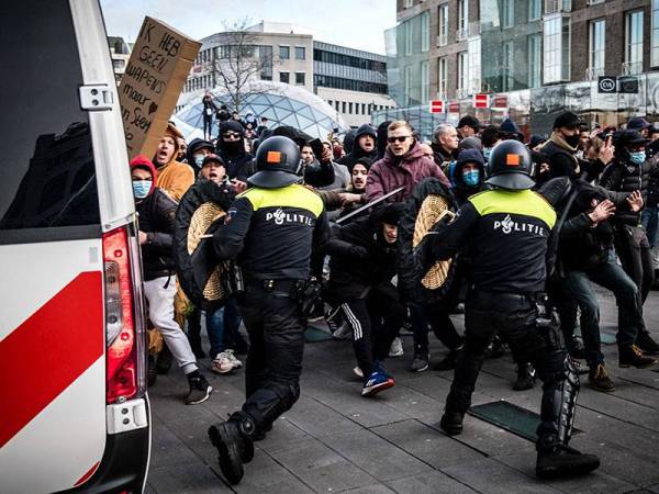 Penunjuk perasaan yang membantah sekatan Covid-19 bertempur dengan anggota keselamatan di Eindhoven pada Januari lalu. - Foto: AFP