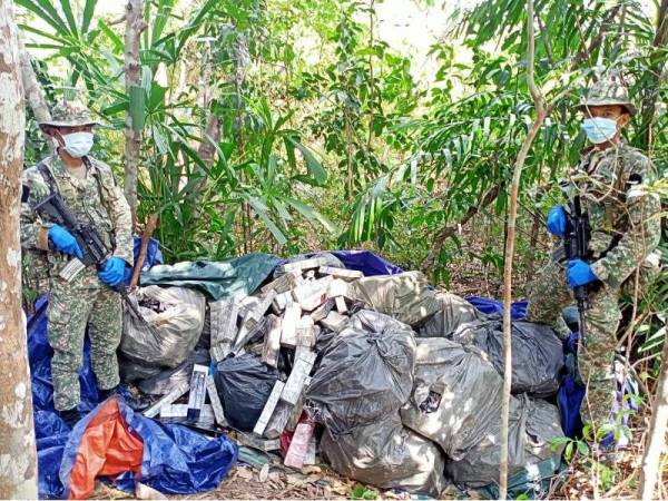 Rokok pelbagai jenama yang berjaya dirampas dalam Ops Merpati di sekitar Punggai dan Batu Layar pada Selasa.