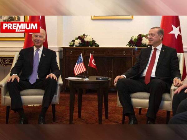 Gambar fail menunjukkan Presiden Amerika Syarikat, Joe Biden ketika menjadi Naib Presiden negara itu (kiri) bersama Presiden Turki, Recep Tayyip Erdogan di Washington pada 2016. - Foto AFP