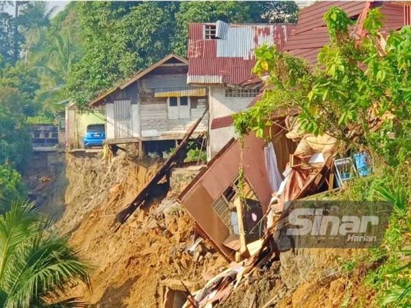 Keadaan tebing Sungai Kelantan di Bandar Pasir Mas yang runtuh awal pagi tadi menyebabkan beberapa rumah penduduk turut sama roboh.