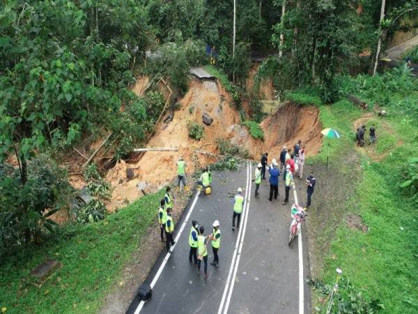 Wakil pihak Pintas Utama Sdn Bhd mengadakan lawatan ke tapak runtuhan cerun di FT002 Seksyen320 Jalan Kuala Lumpur – Kuantan. - 5/1/2021