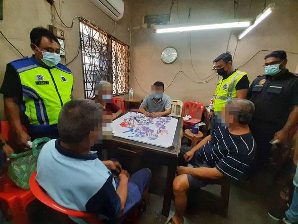 Lapan individu ditahan di sebuah rumah sewa kerana melanggar SOP PKP dengan bermain mahjung.