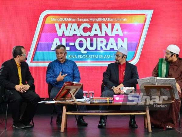 Dari kiri: Fazrul, Mohamad Saleeh, Abdullah Bukhari dan Ahmad Tirmizi (kanan) pada program Wacana Al-Quran Siri 87 bertajuk ‘Wartawan Al-Quran: Nilai & Integriti yang diadakan secara langsung di Studio F, Kumpulan Karangkraf pada Selasa. (FOTO: ASRIL ASWANDI SHUKOR)