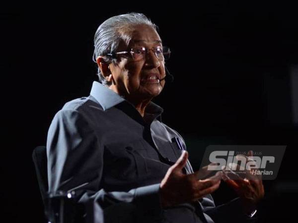 Dr Mahathir ketika program ‘Bersama Tun M’ yang dikendalikan Tokoh Wartawan Negara, Tan Sri Johan Jaaffar di Studio F, Kumpulan Karangkraf di sini pada Rabu.