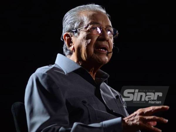 Dr Mahathir ketika program ‘Bersama Tun M’ yang dikendalikan Tokoh Wartawan Negara, Tan Sri Johan Jaaffar di Studio F, Kumpulan Karangkraf di sini pada Rabu. - FOTO SINAR HARIAN/ ROSLI TALIB & ASRIL ASWANDI SHUKOR