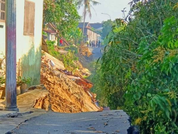 Sebuah lagi rumah milik penduduk di Kampung Pohon Chelagi, Pasir Mas roboh jam 9 malam pada Rabu susulan runtuhan tebing Sungai Kelantan.