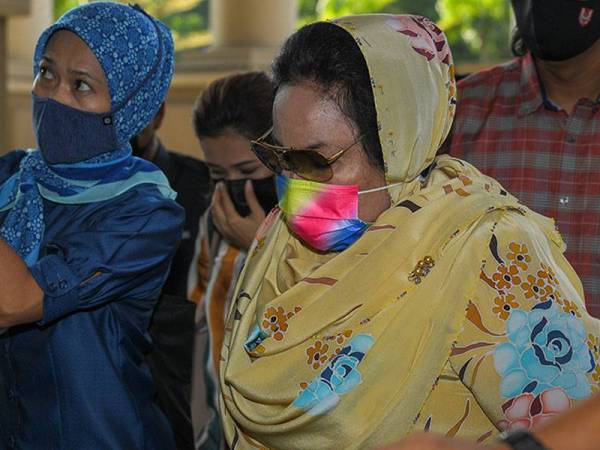 Datin Seri Rosmah Mansor (kanan) semasa tiba di Kompleks Mahkamah Tinggi pagi tadi. - Foto Bernama