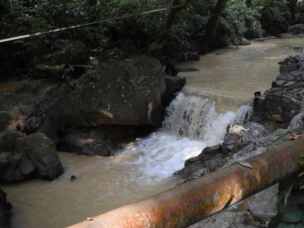 Air sungai keruh dipercayai berpunca daripada kerja-kerja pembinaan EKVE ketika tinjauan Bernama di Hutan Lipur Ampang hari ini. - Foto Bernama