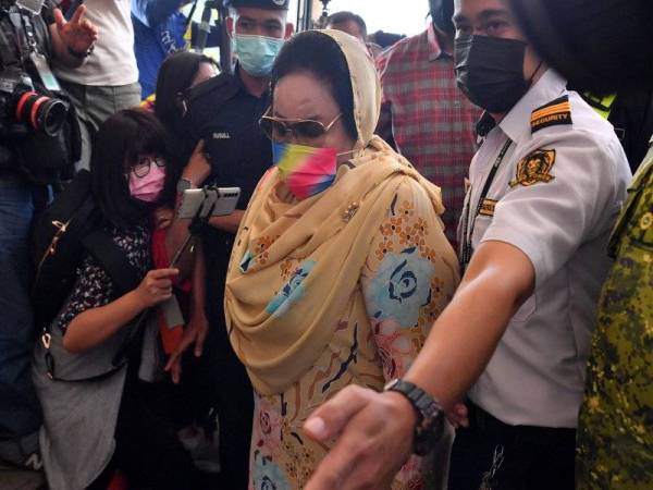 Rosmah (dua, kanan) ketika hadir di mahkamah hari ini. Foto Bernama.