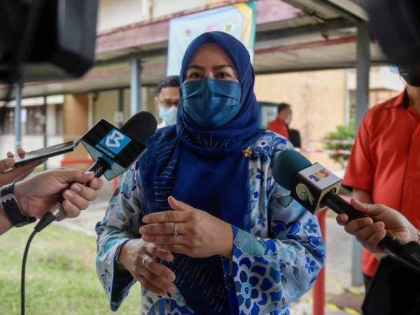 Noraini bercakap kepada pemberita selepas mengadakan sesi lawatan kerja di Universiti Kebangsaan Malaysia semalam. - Foto Bernama