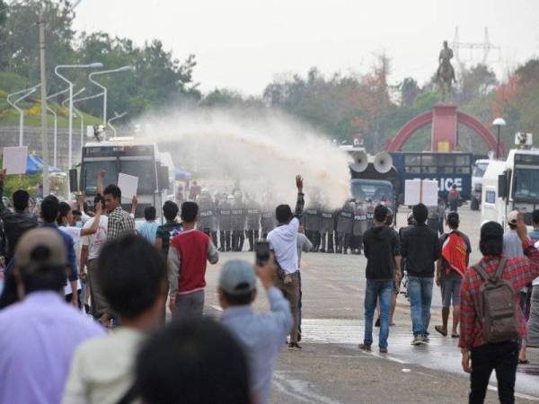 Pasukan polis antirusuhan menggunakan semburan meriam air terhadap kumpulan protes antirampasan kuasa di Naypyidaw pada Khamis. - Foto: AFP