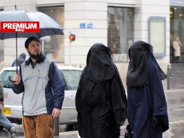 Pekerja wanita Islam dilarang memakai hijab di pejabat-pejabat kerajaan menerusi rang undang-undang bagi memerangi pergerakan radikal yang diluluskan di Dewan Perhimpunan Kebangsaan Perancis pada Selasa. - Foto AFP