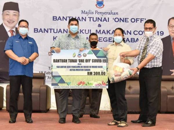 Shahelmey menyampaikan bantuan dalam Program Penyerahan Bantuan Tunai 'One-Off' dan Bantuan Bakul Makanan Covid-19 Kerajaan Sabah di Dewan Sri Putatan, Putatan.