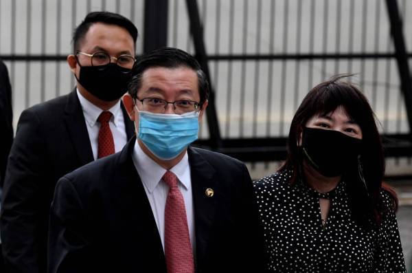 Lim Guan Eng (depan, kiri) dan isterinya, Betty Chew Gek Cheng.