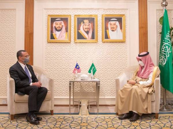 Hishammuddin bersama Putera Faisal Farhan Al Saud.