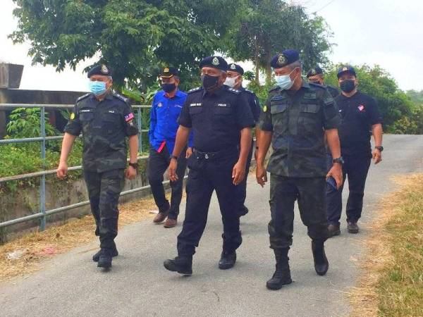 Abd Rahim (kanan) dan Kashuadi (kiri) mendengar taklimat oleh Mohamad Roy (tengah) ketika tinjauan di Kampung Pohon Chelagi, Pasir Mas.