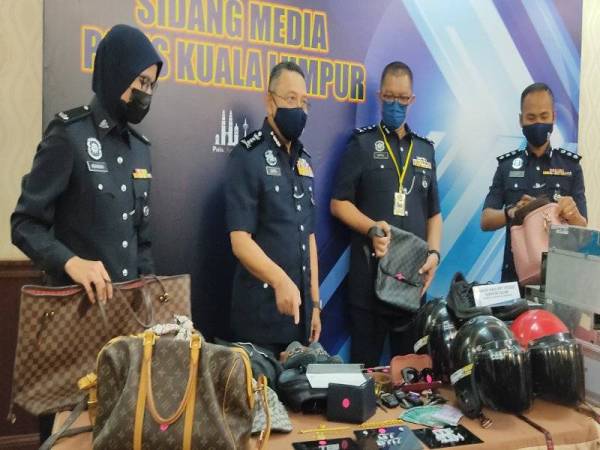 Saiful Azly menunjukkan antara barang yang dirampas polis dalam serbuan di Gombak, Selangor, 26 Januari lalu.