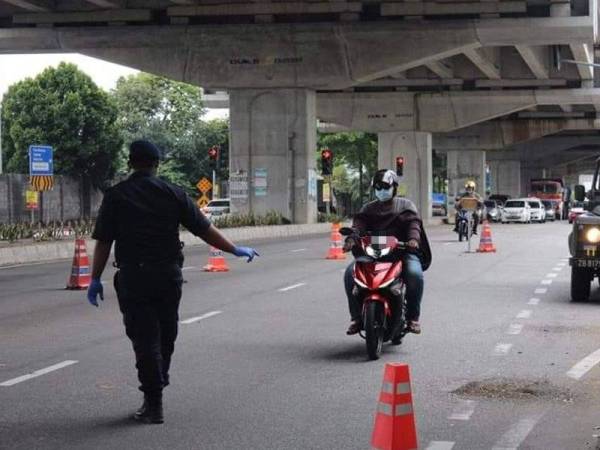 Polis menjalankan pemeriksaan dalam setiap sekatan jalan raya di sekitar ibu negara sepanjang tempoh PKP dikuatkuasakan sejak 13 Januari lalu. Foto: Facebook Polis Sentul