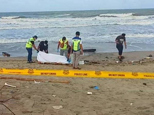 Anggota polis sedang memeriksa mayat yang ditemui di Pantai Kemayang, Bachok.