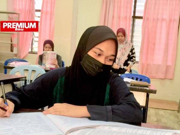 Nur Shabrina Ain ketika mengulangkaji pelajaran sebagai pecutan akhir sebelum menduduki peperiksaan SPM.