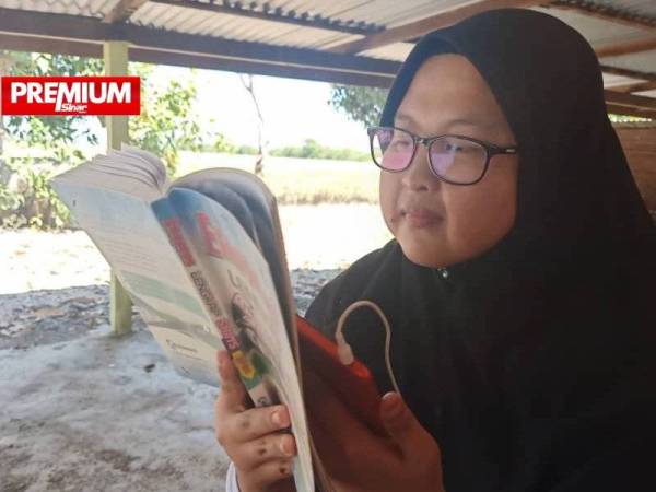 Nur Wahida mengulangkaji subjek Sains di luar rumahnya di Kampung Tok Keling, Mukim Derga, Alor Setar pada Selasa.