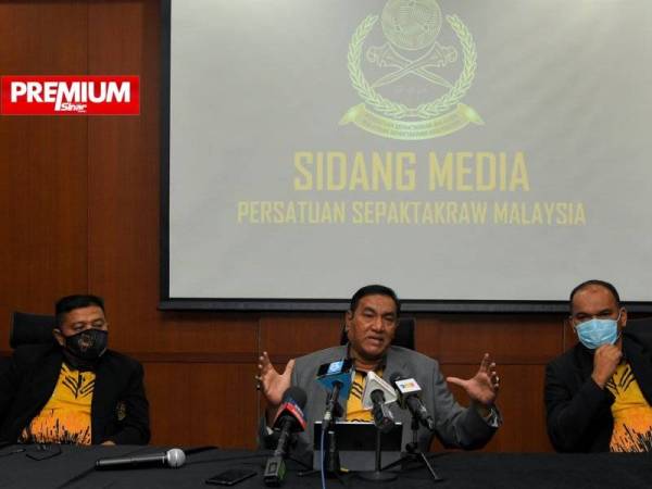 Ahmad (tengah) ketika sidang media di pejabat PSM pada Selasa.  Turut hadir Pengarah Teknikal PSM, Abdul Talib Ahmad (kanan) dan Setiausaha I PSM, Yusoff Ali. 