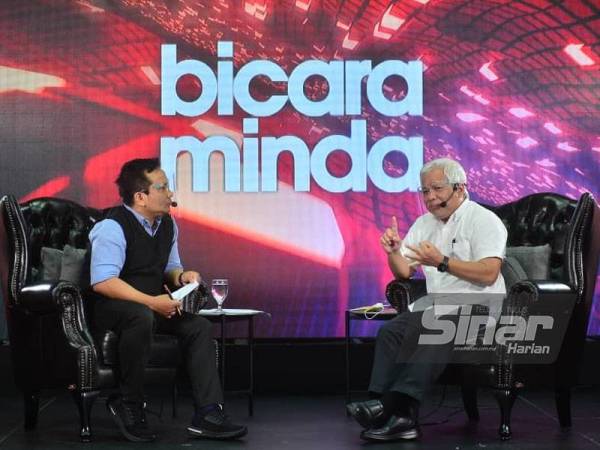 Hussamuddin (kanan) bersama Sayed Munawar pada program Bicara Minda yang berlangsung di Auditorium Karangkraf, Shah Alam pada Jumaat. - FOTO SINAR HARIAN/ ASRIL ASWANDI SHUKOR