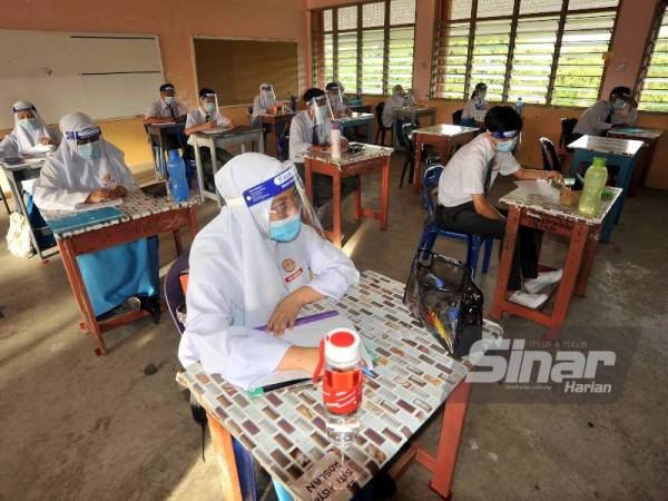 Calon-calon SPM akan menduduki peperiksaan dalam persekitaran normal baharu dengan prosedur operasi standard (SOP) yang ketat bermula Isnin ini. - Foto Sinar Harian ASRIL ASWANDI SHUKOR