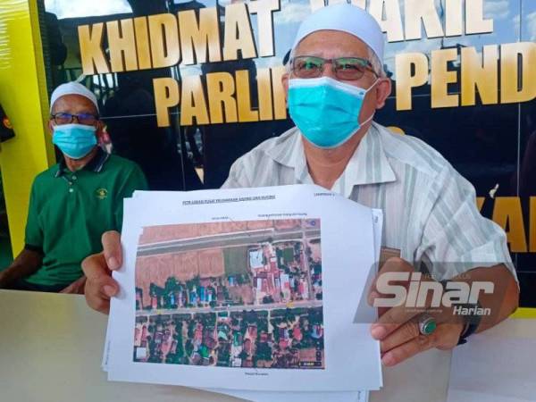 Dr Hayati menunjukkan lokasi gudang yang akan menjadi penempatan pusat haiwan terbiar Pakmi Shelter ketika sidang akhbar di Pendang pada Sabtu.