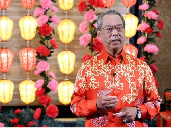 Perdana Menteri Tan Sri Muhyiddin Yassin menyampaikan ucapan sempena Sambutan Rumah Terbuka Malaysia Tahun Baharu Cina Norma Baharu 2021 yang disiarkan secara maya malam ini. - Foto Bernama