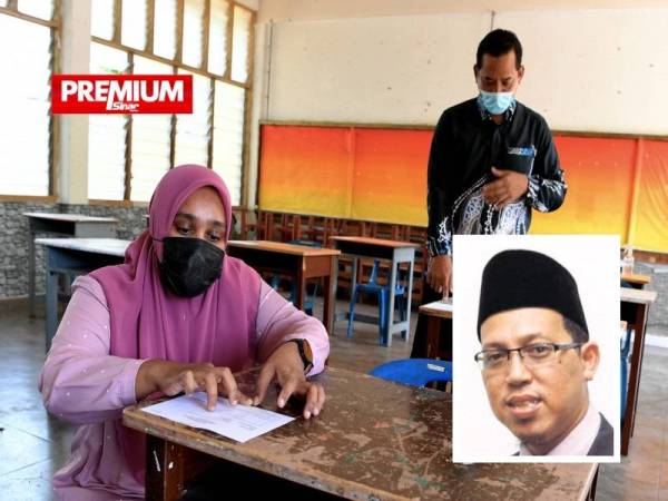 Guru SMK Tunku Puan Habsah, Nur Farhana Pawanteh (kiri) melekatkan slip peperiksaan SPM 2020 pada meja sambil diperhatikan oleh Timbalan Pegawai Pengarah Daerah Sektor Pembangunan Murid, Fadzil Sadikin semasa melakukan persiapan pusat peperiksaan di sekolah berkenaan di Jalan Sepoy Lines. Gambar kecil: Mohd Azizie